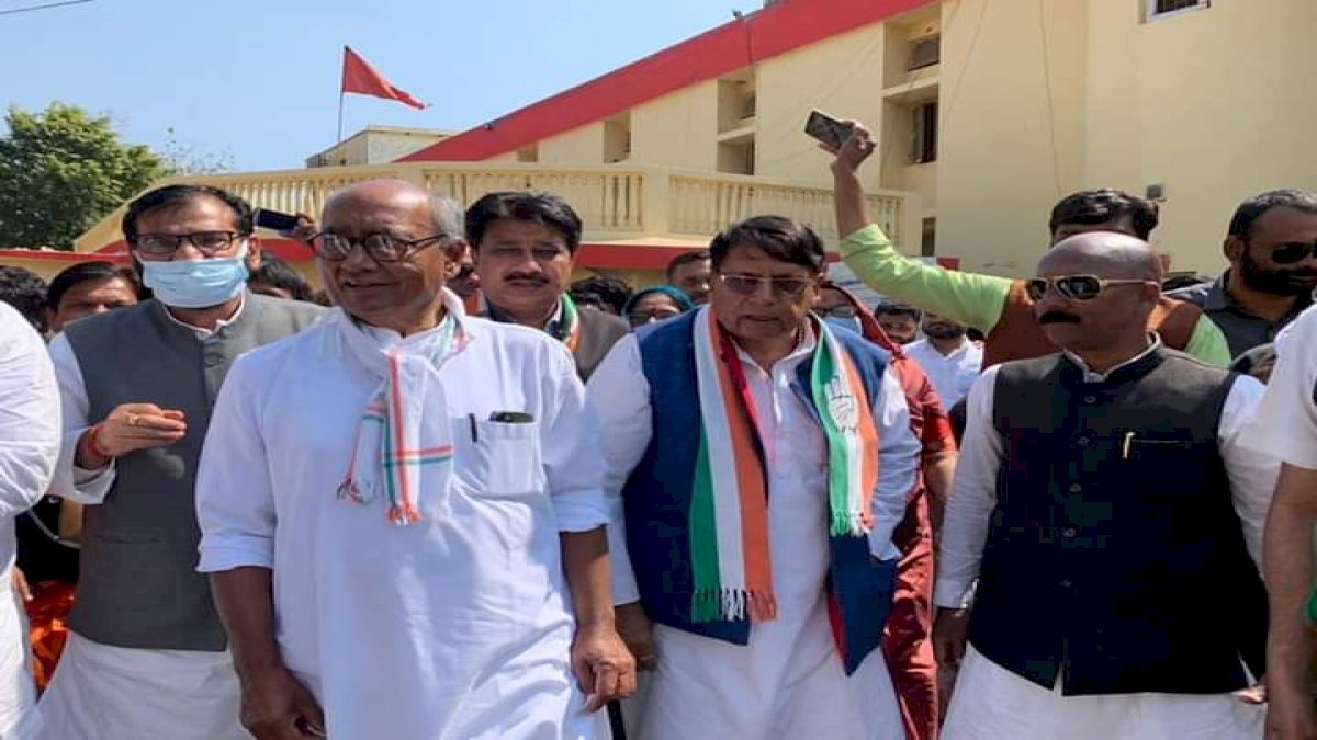 महंगाई के खिलाफ सड़कों पर उतरे दिग्विजय सिंह, बोले, पेट्रोल-डीज़ल पर एक्साइज कम करे मोदी सरकार महंगाई के खिलाफ सड़कों पर उतरे दिग्विजय सिंह, बोले, पेट्रोल-डीज़ल पर एक्साइज कम करे मोदी सरकार
