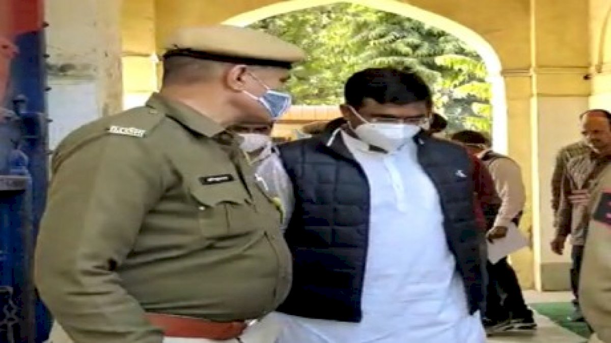 महाराष्ट्र के बीजेपी विधायक सिपाही से मारपीट के आरोप में गिरफ्तार, राजस्थान के सीकर का वाक़या महाराष्ट्र के बीजेपी विधायक सिपाही से मारपीट के आरोप में गिरफ्तार, राजस्थान के सीकर का वाक़या