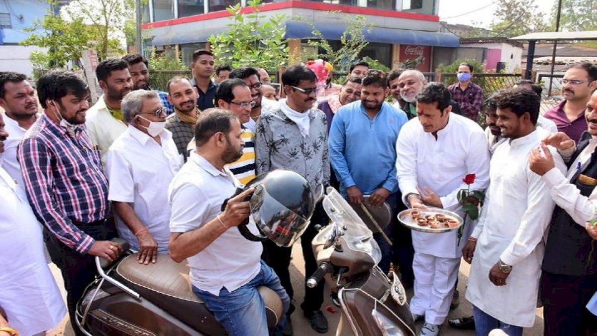 रायपुर में कांग्रेस विधायक का अनोखा विरोध, फुल टैंक पेट्रोल भरवाने वालों की उतारी आरती रायपुर में कांग्रेस विधायक का अनोखा विरोध, फुल टैंक पेट्रोल भरवाने वालों की उतारी आरती