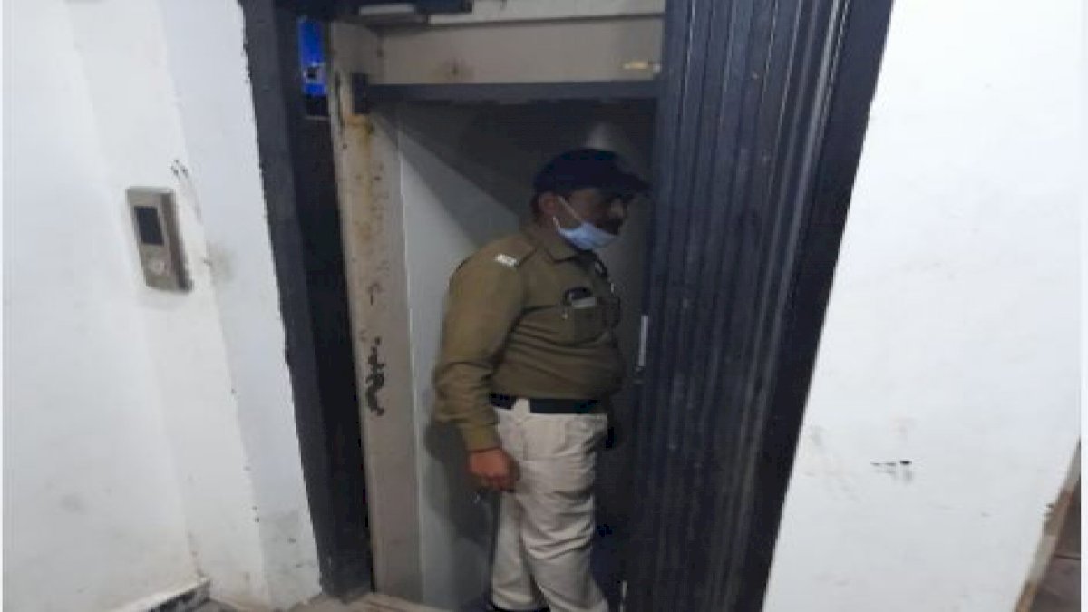 भोपाल के पॉश इलाके में बड़ा हादसा, बिल्डिंग के पहले फ्लोर से लिफ्ट गिरी लिफ्ट, 7 लोग घायल भोपाल के पॉश इलाके में बड़ा हादसा, बिल्डिंग के पहले फ्लोर से लिफ्ट गिरी लिफ्ट, 7 लोग घायल