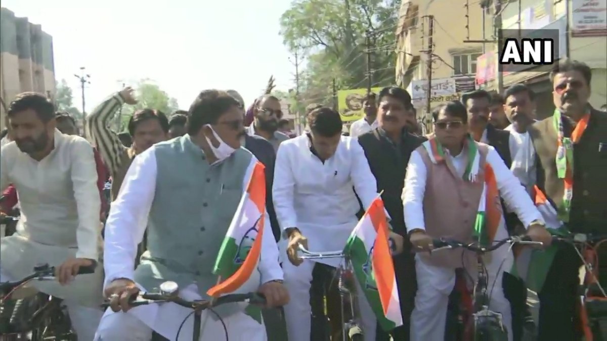 महंगाई के खिलाफ कांग्रेस का विरोध प्रदर्शन, साइकिल से विधानसभा गए कांग्रेस विधायक महंगाई के खिलाफ कांग्रेस का विरोध प्रदर्शन, साइकिल से विधानसभा गए कांग्रेस विधायक