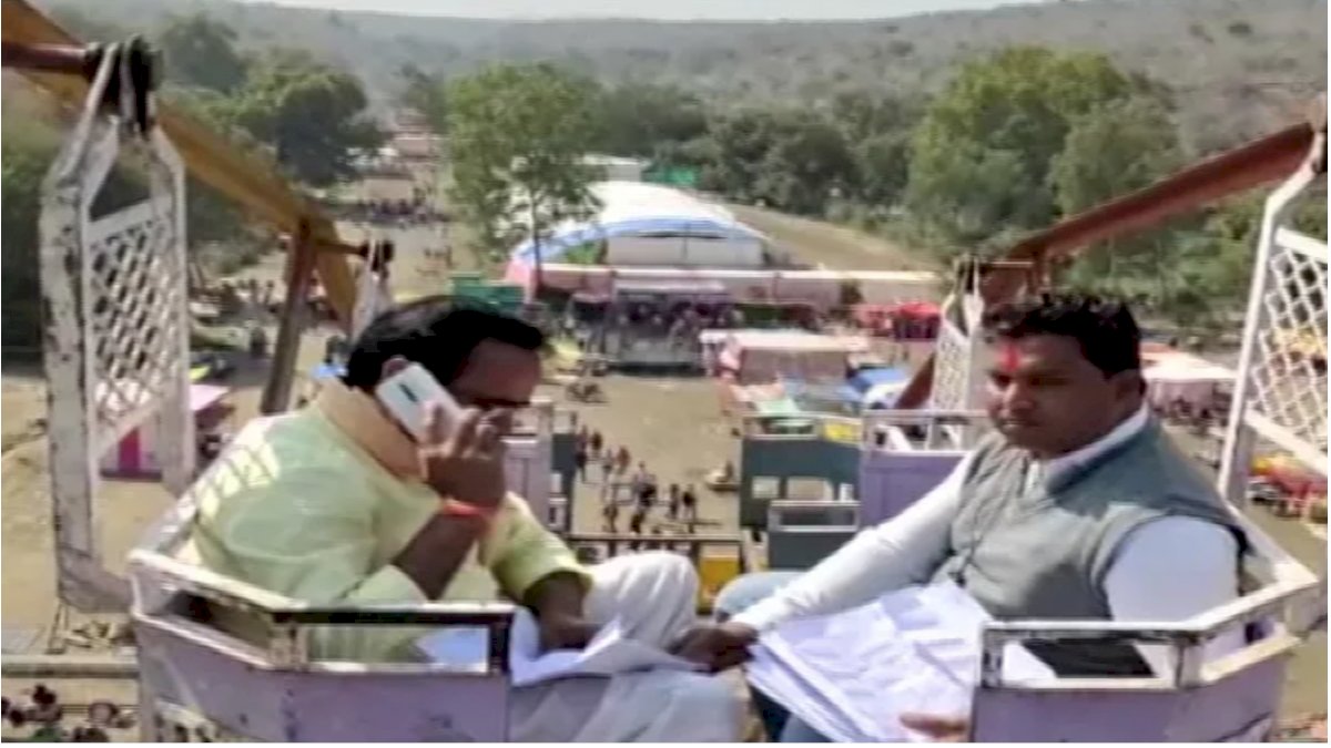 मोबाइल सिग्नल के लिए झूले पर लटकते मंत्री जी, क्या ऐसे बनेगा डिजिटल इंडिया मोबाइल सिग्नल के लिए झूले पर लटकते मंत्री जी, क्या ऐसे बनेगा डिजिटल इंडिया