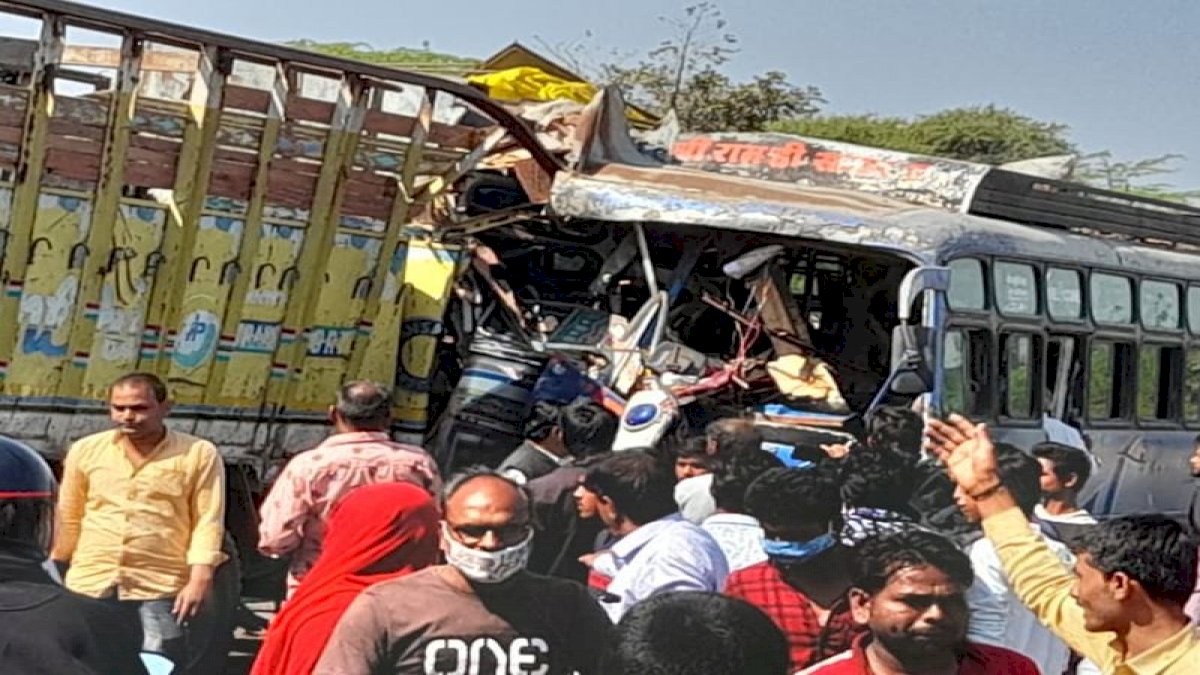 उज्जैन में ओवरलोड बस की ट्रक से टक्कर, दो दर्जन से ज्यादा लोग घायल उज्जैन में ओवरलोड बस की ट्रक से टक्कर, दो दर्जन से ज्यादा लोग घायल