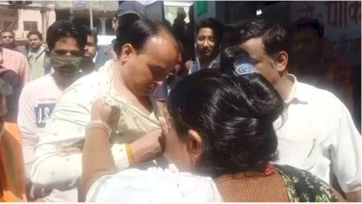 गुना: महिला ने बेईमान पुलिसवाले की सबके सामने खोली पोल, घूसखोर आरक्षक निलंबित गुना: महिला ने बेईमान पुलिसवाले की सबके सामने खोली पोल, घूसखोर आरक्षक निलंबित