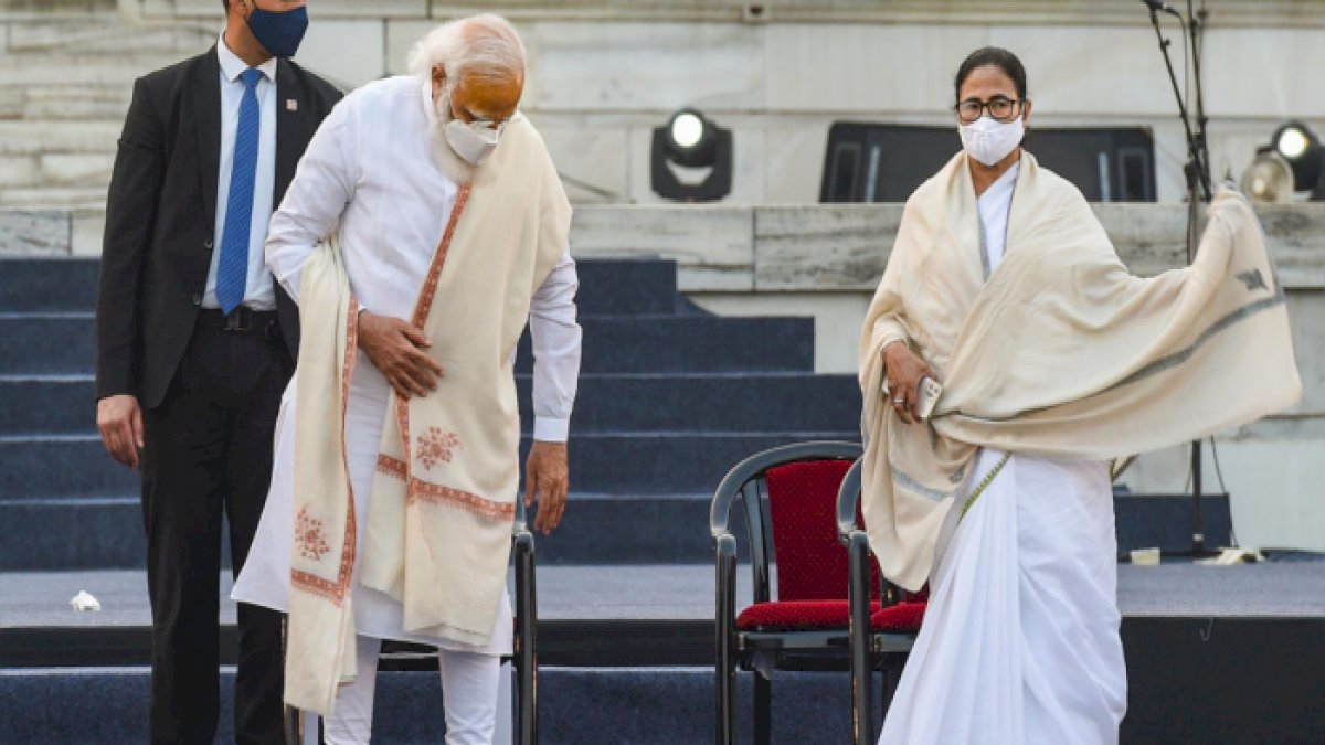 ओपिनियन पोल में बीजेपी को झटका, पश्चिम बंगाल में ममता की वापसी के आसार ओपिनियन पोल में बीजेपी को झटका, पश्चिम बंगाल में ममता की वापसी के आसार