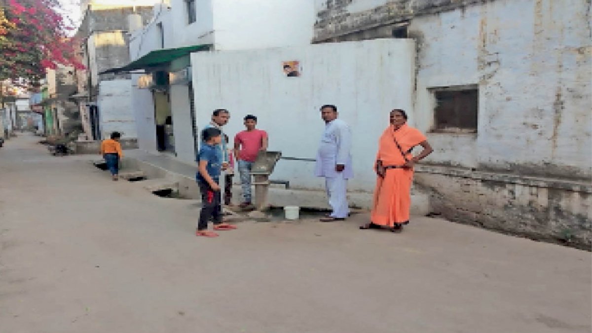 ग्वालियर में सप्लाई हो रहा कीड़े वाला पानी, ऊर्जा मंत्री के इलाक़े में पानी की गंभीर समस्या ग्वालियर में सप्लाई हो रहा कीड़े वाला पानी, ऊर्जा मंत्री के इलाक़े में पानी की गंभीर समस्या