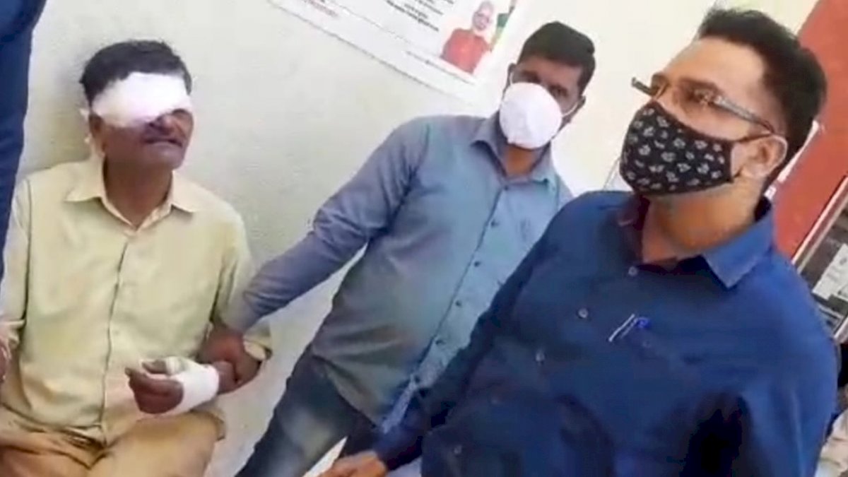 घायल क्लर्क ने अस्पताल में भी नहीं छोड़ी घूसख़ोरी, लोकायुक्त ने रंगे हाथों पकड़ा घायल क्लर्क ने अस्पताल में भी नहीं छोड़ी घूसख़ोरी, लोकायुक्त ने रंगे हाथों पकड़ा