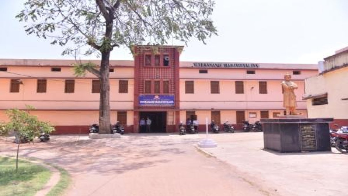 रायपुर: ट्रक वाले चोर ले गए डेढ़ हजार किताबें और सीसीटीवी कैमरों का पूरा सेटअप रायपुर: ट्रक वाले चोर ले गए डेढ़ हजार किताबें और सीसीटीवी कैमरों का पूरा सेटअप
