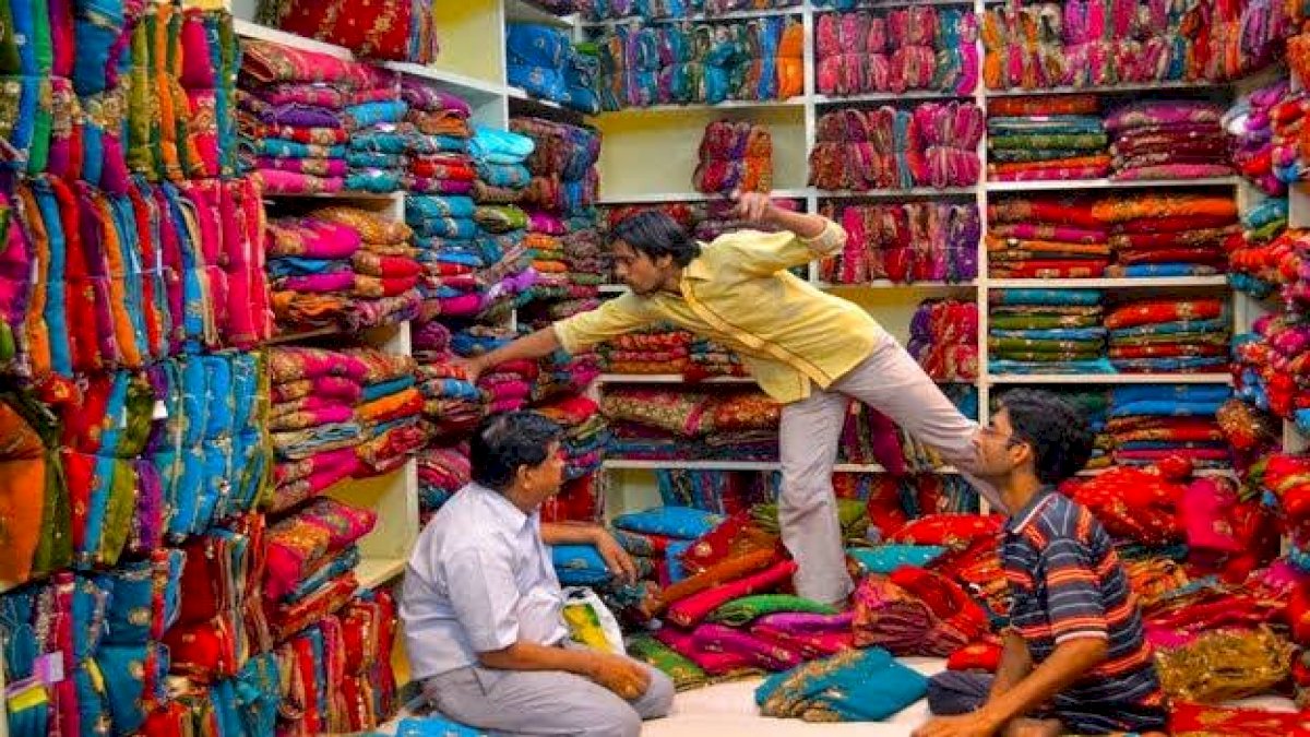 कपड़ों के दामों ने भी छुआ आसमान, 40 साल बाद देखी गई इतनी तेजी कपड़ों के दामों ने भी छुआ आसमान, 40 साल बाद देखी गई इतनी तेजी