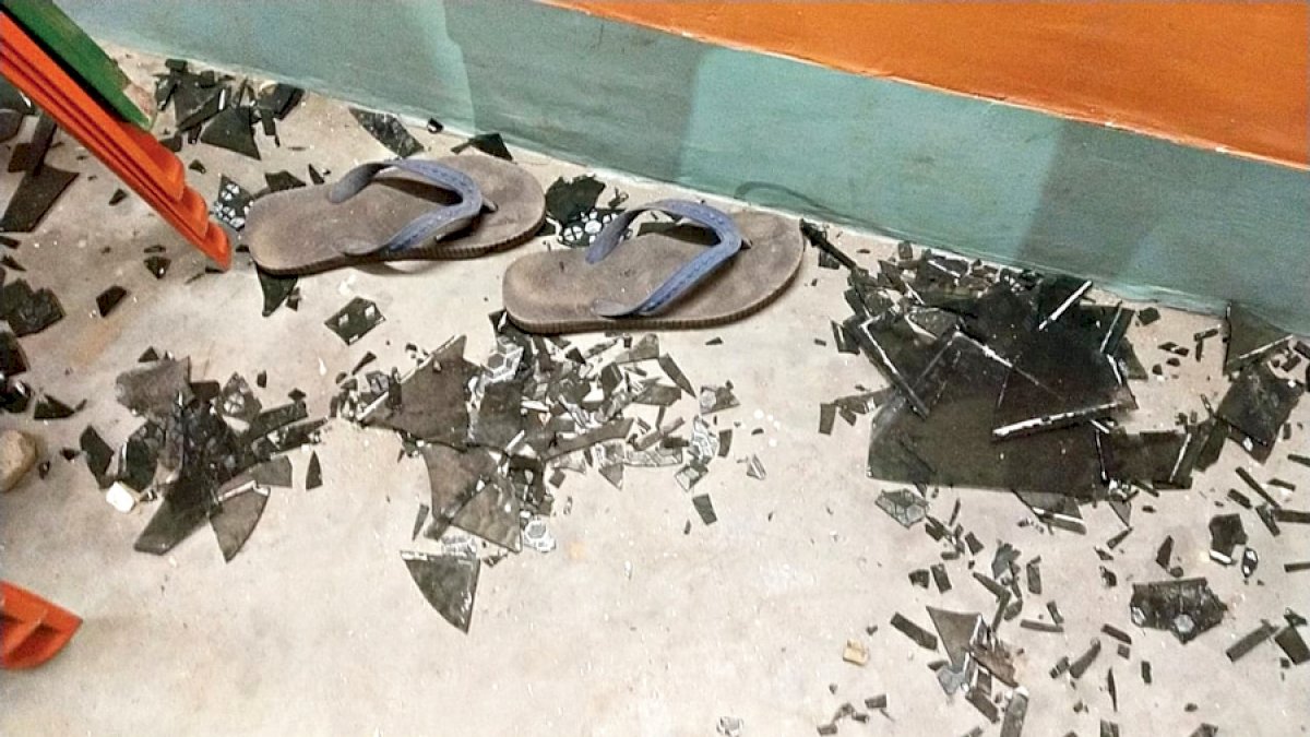 बंगाल बीजेपी में टिकट बँटवारे पर घमासान, कई जगहों पर ग़ुस्साए कार्यकर्ताओं ने तोड़फोड़ की बंगाल बीजेपी में टिकट बँटवारे पर घमासान, कई जगहों पर ग़ुस्साए कार्यकर्ताओं ने तोड़फोड़ की