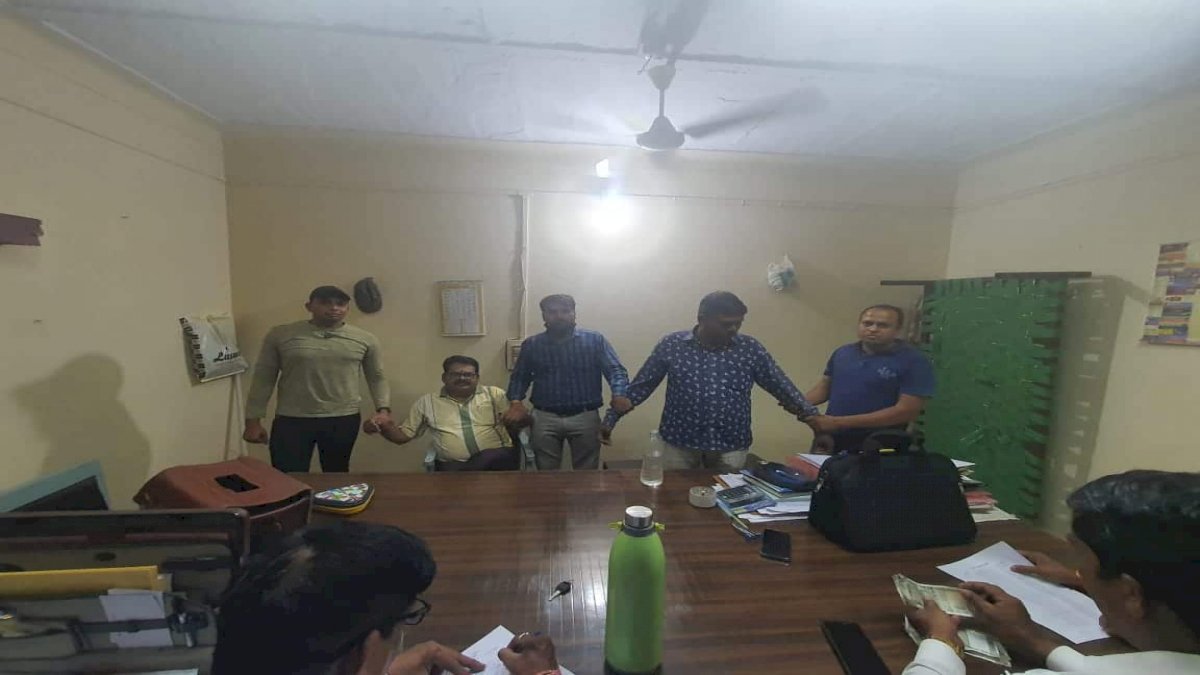 रतलाम वन मंडल के डिप्टी रेंजर पर लोकायुक्त का शिकंजा, 25 हजार की घूस लेते किया गिरफ्तार रतलाम वन मंडल के डिप्टी रेंजर पर लोकायुक्त का शिकंजा, 25 हजार की घूस लेते किया गिरफ्तार
