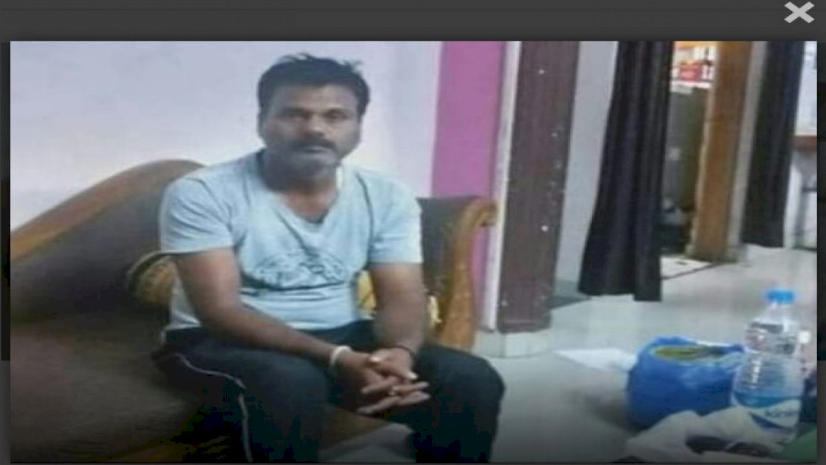 प्राइमरी शिक्षक के घर लोकायुक्त पुलिस का छापा, 5 करोड़ से अधिक 24 संपत्तियां मिलीं प्राइमरी शिक्षक के घर लोकायुक्त पुलिस का छापा, 5 करोड़ से अधिक 24 संपत्तियां मिलीं