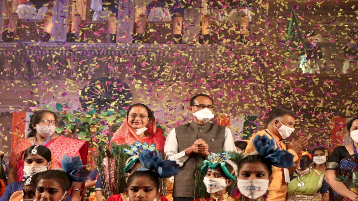 सीएम शिवराज के कार्यक्रम में आग लगने से अफरातफरी, आतिशबाजी के कारण आग लगने की आशंका सीएम शिवराज के कार्यक्रम में आग लगने से अफरातफरी, आतिशबाजी के कारण आग लगने की आशंका