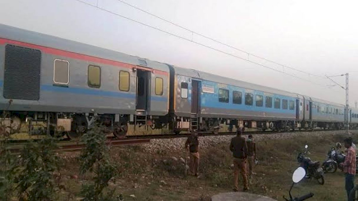 जब अचानक फुल स्पीड में उल्टी दौड़ने लगी जनशताब्दी एक्सप्रेस, यात्रियों में मचा हड़कंप जब अचानक फुल स्पीड में उल्टी दौड़ने लगी जनशताब्दी एक्सप्रेस, यात्रियों में मचा हड़कंप