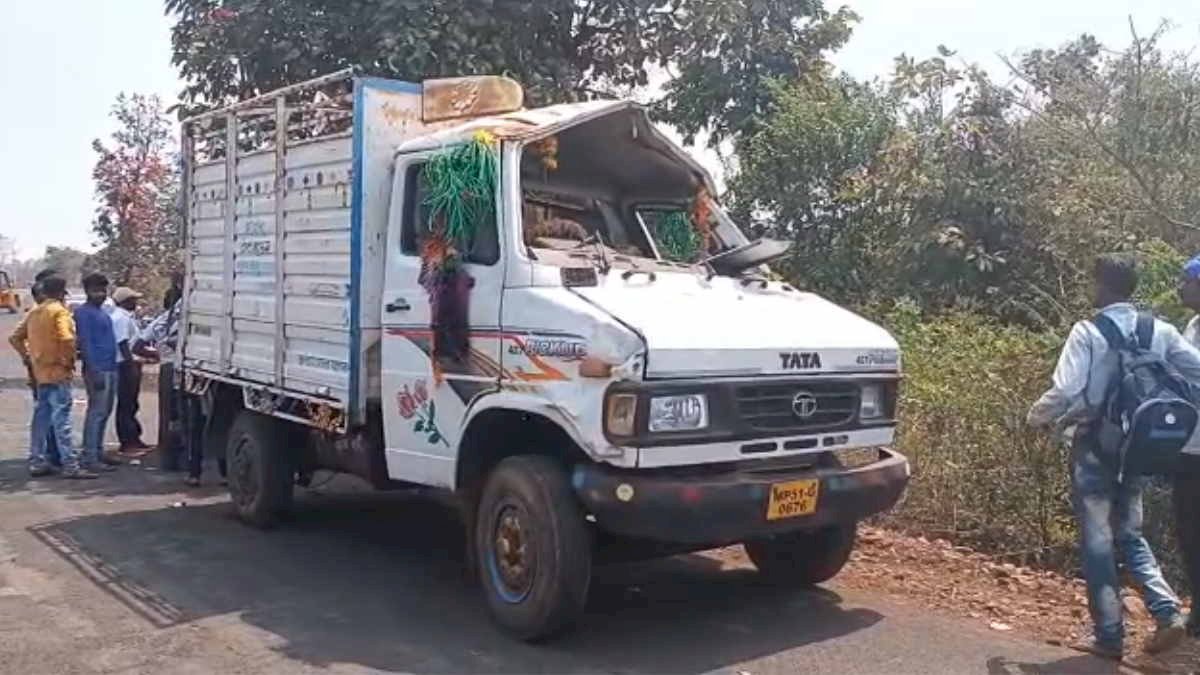मंडला के नारायणगंज में हादसा, बारातियों से भरा वाहन पलटा, 5 लोगों की मौत 35 घायल मंडला के नारायणगंज में हादसा, बारातियों से भरा वाहन पलटा, 5 लोगों की मौत 35 घायल