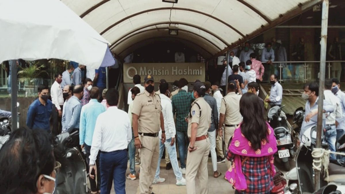 इंदौर में कोरोना गाइडलाइन का पालन नहीं करने पर 16 दुकानें सील, दो लोग हिरासत में लिए गए इंदौर में कोरोना गाइडलाइन का पालन नहीं करने पर 16 दुकानें सील, दो लोग हिरासत में लिए गए