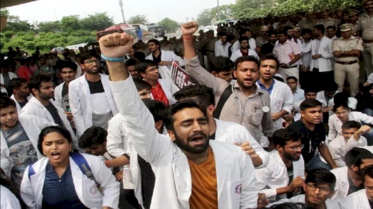दिल्ली में कोरोना वॉरियर्स का बुरा हाल, दो अहम अस्पतालों में स्वास्थ्यकर्मियों को नहीं मिल रहा वेतन दिल्ली में कोरोना वॉरियर्स का बुरा हाल, दो अहम अस्पतालों में स्वास्थ्यकर्मियों को नहीं मिल रहा वेतन