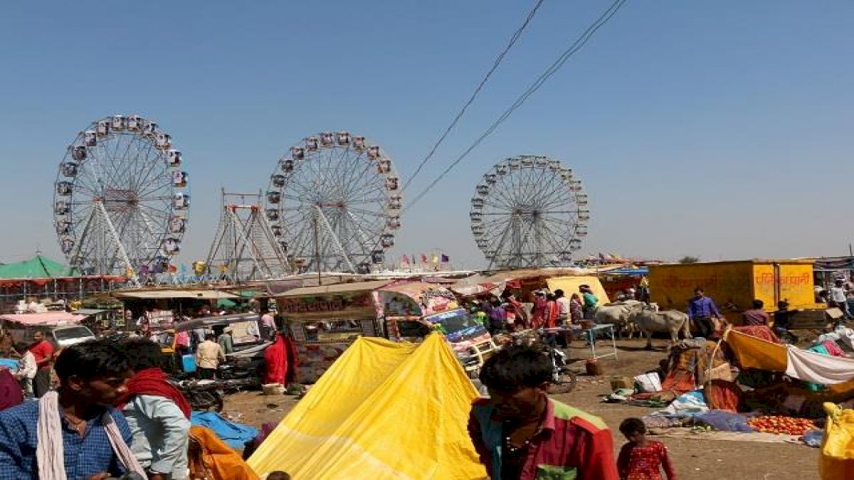 ग्वालियर: कोरोना ने छीनी व्यापार मेले की रौनक़, रात 10 बजे बंद करने के फ़ैसले के बाद उठने लगीं दुकानें ग्वालियर: कोरोना ने छीनी व्यापार मेले की रौनक़, रात 10 बजे बंद करने के फ़ैसले के बाद उठने लगीं दुकानें