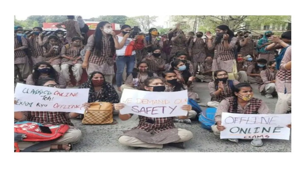 भोपाल में धरने पर नूतन कॉलेज की छात्राएँ, ऑफलाइन परीक्षा का विरोध भोपाल में धरने पर नूतन कॉलेज की छात्राएँ, ऑफलाइन परीक्षा का विरोध
