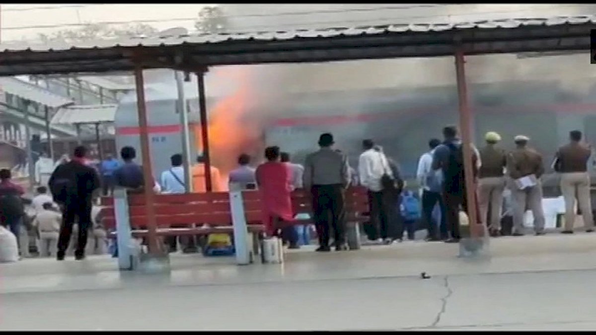 दिल्ली लखनऊ शताब्दी एक्सप्रेस में लगी आग, ग़ाज़ियाबाद में रोकनी पड़ी ट्रेन दिल्ली लखनऊ शताब्दी एक्सप्रेस में लगी आग, ग़ाज़ियाबाद में रोकनी पड़ी ट्रेन