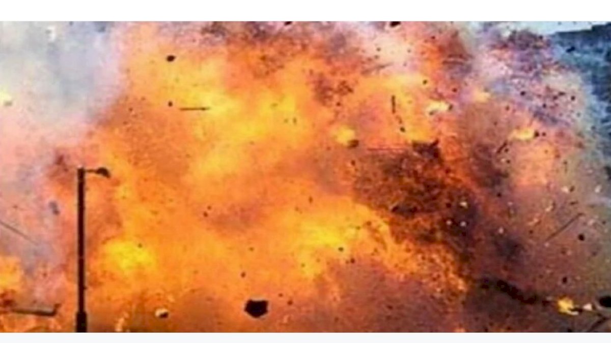 रत्नागिरी की केमिकल फैक्ट्री में धमाके के बाद लगी आग, 4 की मौत रत्नागिरी की केमिकल फैक्ट्री में धमाके के बाद लगी आग, 4 की मौत