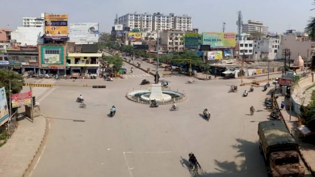 भोपाल में लॉकडाउन के बावजूद सड़कों पर दिखे लोग, इंदौर और जबलपुर में पुलिस की सख्ती जारी भोपाल में लॉकडाउन के बावजूद सड़कों पर दिखे लोग, इंदौर और जबलपुर में पुलिस की सख्ती जारी
