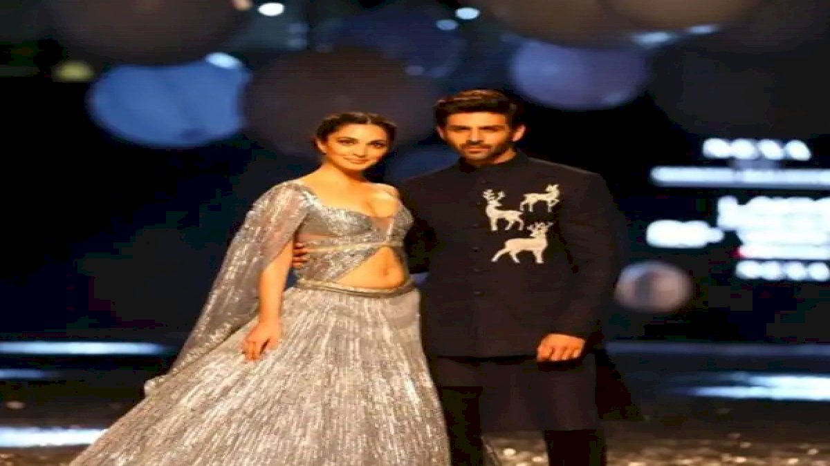 Lakme Fashion Week 2021: कार्तिक आर्यन और कियारा आडवानी ने बिखेरे जलवे Lakme Fashion Week 2021: कार्तिक आर्यन और कियारा आडवानी ने बिखेरे जलवे