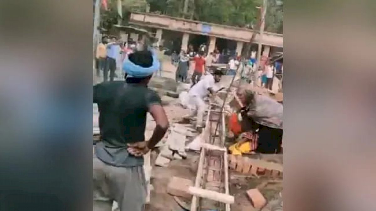 JDU नेता और उसके समर्थकों ने महिलाओं को बेरहमी से पीटा, पुलिस का FIR से इनकार JDU नेता और उसके समर्थकों ने महिलाओं को बेरहमी से पीटा, पुलिस का FIR से इनकार