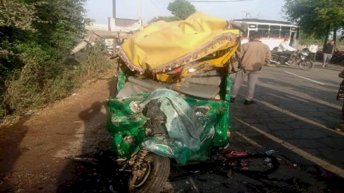 ग्वालियर में ऑटो और बस में भीषण टक्कर, 12 महिलाओं सहित ऑटो चालक की हुई मृत्यु ग्वालियर में ऑटो और बस में भीषण टक्कर, 12 महिलाओं सहित ऑटो चालक की हुई मृत्यु
