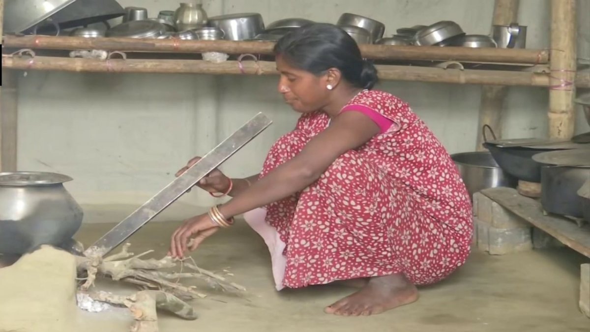 असम: एलपीजी के बढ़ते दामों की वजह से लकड़ी के चूल्हे पर खाना पकाने को मजबूर हैं चाय बागान वाले मज़दूर असम: एलपीजी के बढ़ते दामों की वजह से लकड़ी के चूल्हे पर खाना पकाने को मजबूर हैं चाय बागान वाले मज़दूर