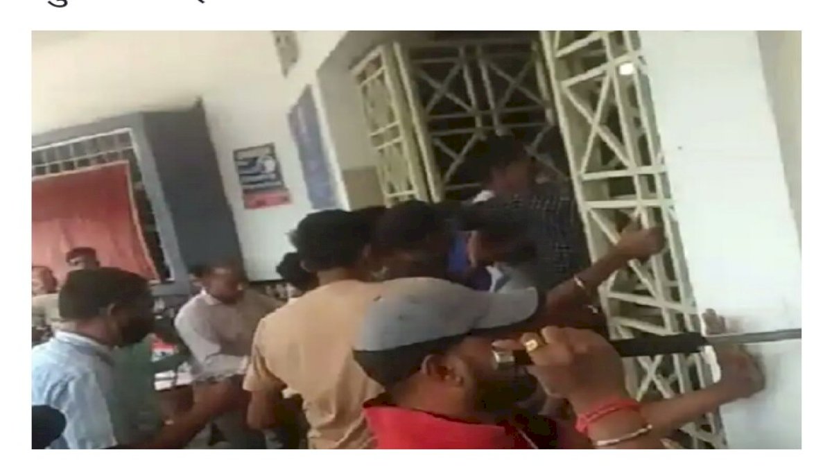 सेंट जेवियर्स स्कूल में छात्रों के बीच मारपीट , दो गुटों में घंटो चला हंगामा सेंट जेवियर्स स्कूल में छात्रों के बीच मारपीट , दो गुटों में घंटो चला हंगामा