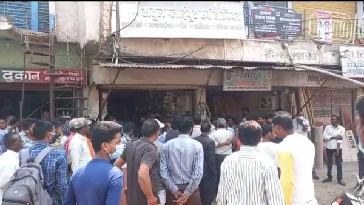 दस रुपए के चक्कर में चली गई युवक की जान, पिता पुत्र ने मिलकर युवक को उतारा मौत के घाट दस रुपए के चक्कर में चली गई युवक की जान, पिता पुत्र ने मिलकर युवक को उतारा मौत के घाट