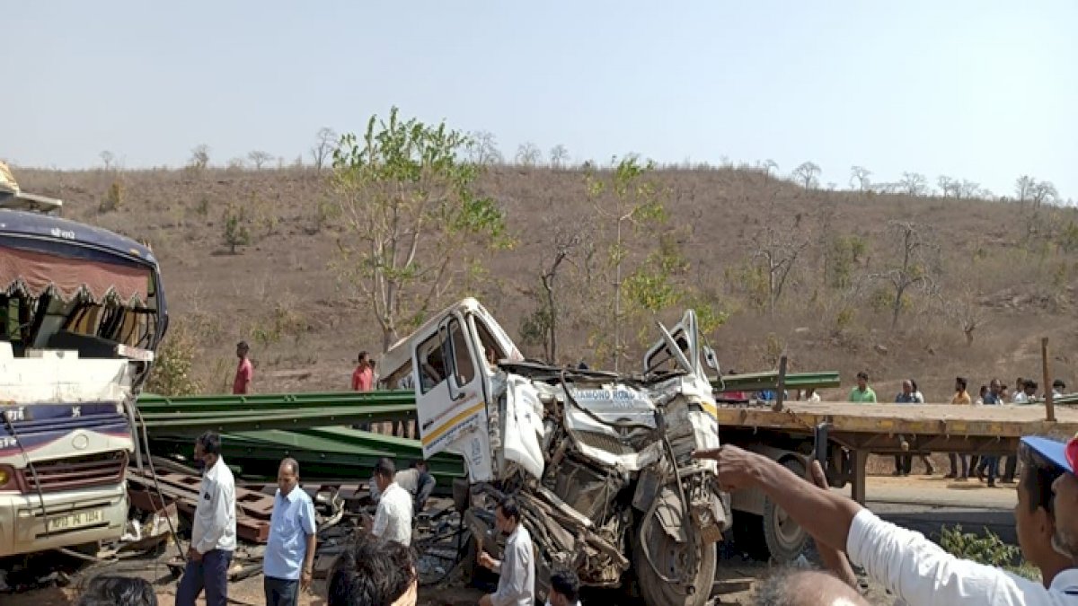 दमोह-जबलपुर स्टेट हाईवे पर बस और ट्राले की टक्कर, 70 से अधिक यात्री घायल, जेसीबी की मदद से किया यात्रियों का रेस्क्यू दमोह-जबलपुर स्टेट हाईवे पर बस और ट्राले की टक्कर, 70 से अधिक यात्री घायल, जेसीबी की मदद से किया यात्रियों का रेस्क्यू