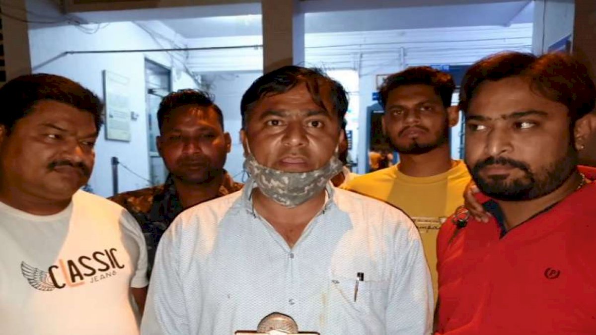 जबलपुर में पुलिस वकील विवाद मामले ने पकड़ा तूल, एसपी ने तीन पुलिसकर्मियों को किया सस्पेंड जबलपुर में पुलिस वकील विवाद मामले ने पकड़ा तूल, एसपी ने तीन पुलिसकर्मियों को किया सस्पेंड