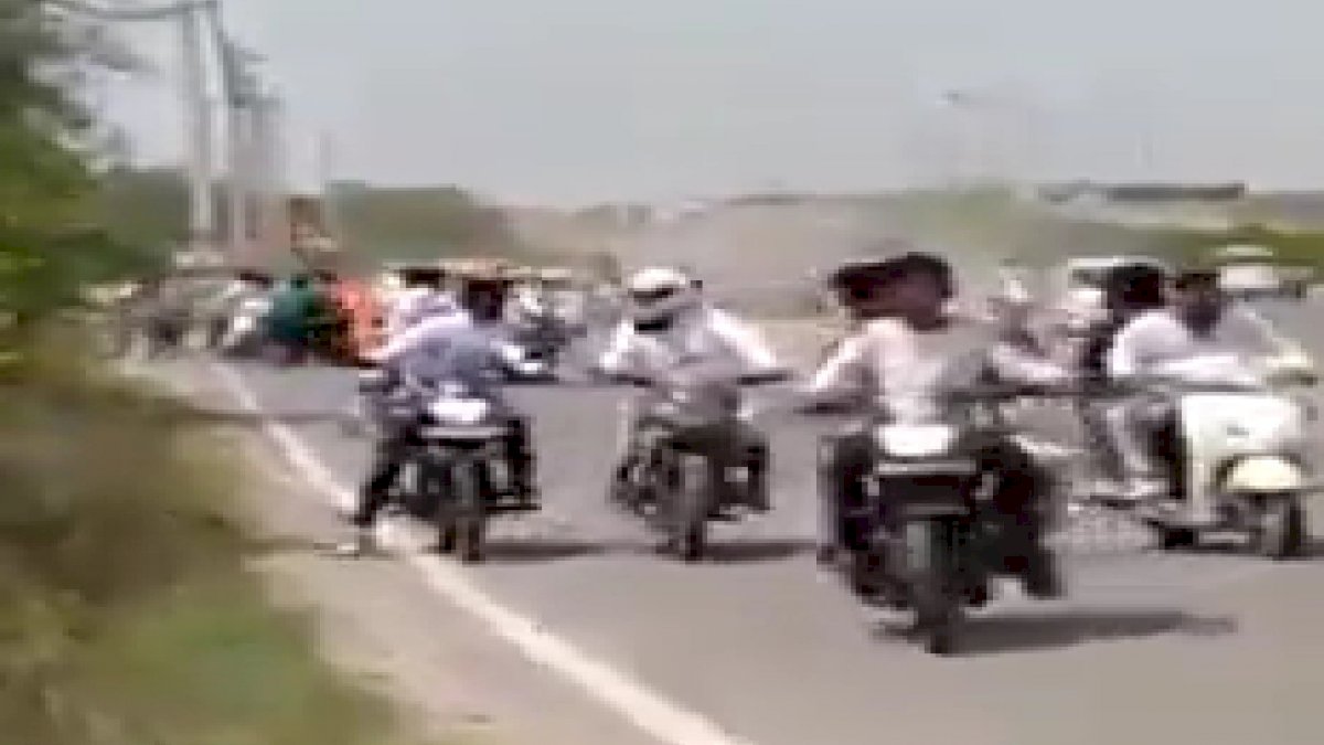 किसानों को देख भाग खड़े हुए बीजेपी कार्यकर्ता, बीजेपी नेता बिरेंद्र सिंह के जन्मदिन पर निकाल रहे थे बाइक रैली किसानों को देख भाग खड़े हुए बीजेपी कार्यकर्ता, बीजेपी नेता बिरेंद्र सिंह के जन्मदिन पर निकाल रहे थे बाइक रैली