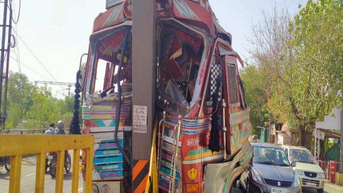 भोपाल में बड़ा हादसा टला, तेज रफ्तार ट्रक डिवाइडर तोड़ते हुए गेंट्री में घुसा, करीब 5 घंटे तक ट्रक में फंसा रहा ड्राइवर भोपाल में बड़ा हादसा टला, तेज रफ्तार ट्रक डिवाइडर तोड़ते हुए गेंट्री में घुसा, करीब 5 घंटे तक ट्रक में फंसा रहा ड्राइवर