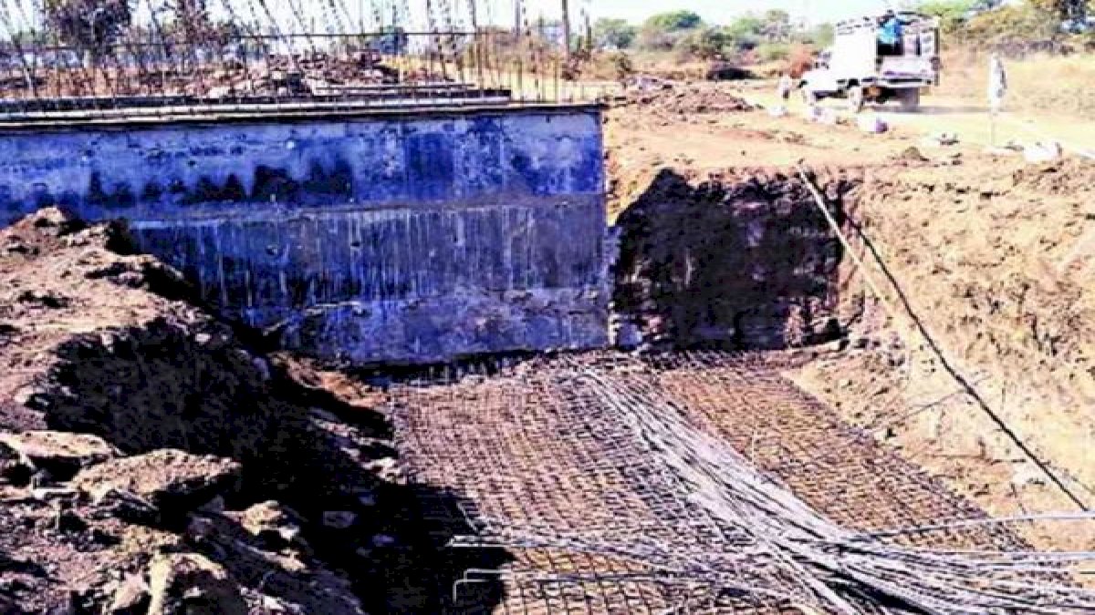 बिलासपुर में निर्माणाधीन रेलवे के अंडरब्रिज की मिट्टी धंसी, मजदूर की मौत बिलासपुर में निर्माणाधीन रेलवे के अंडरब्रिज की मिट्टी धंसी, मजदूर की मौत