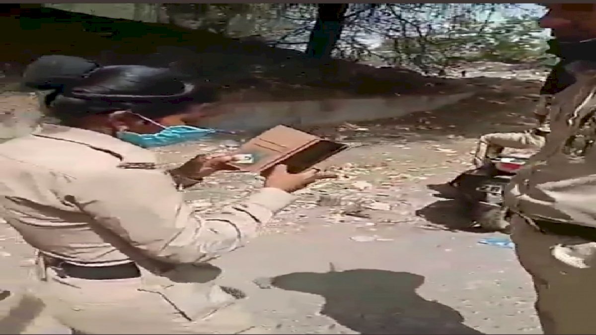 मास्क न लगाने वालों का चालान काट रही थी नकली महिला पुलिसकर्मी, असली पुलिस ने रंगे हाथ पकड़ा मास्क न लगाने वालों का चालान काट रही थी नकली महिला पुलिसकर्मी, असली पुलिस ने रंगे हाथ पकड़ा
