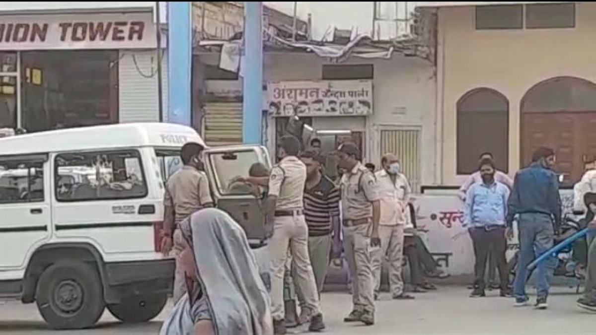 सीहोर के जावर में मास्क नहीं पहनने पर पुलिस ने तीन युवकों को पीटा, वायरल हुआ वीडियो सीहोर के जावर में मास्क नहीं पहनने पर पुलिस ने तीन युवकों को पीटा, वायरल हुआ वीडियो
