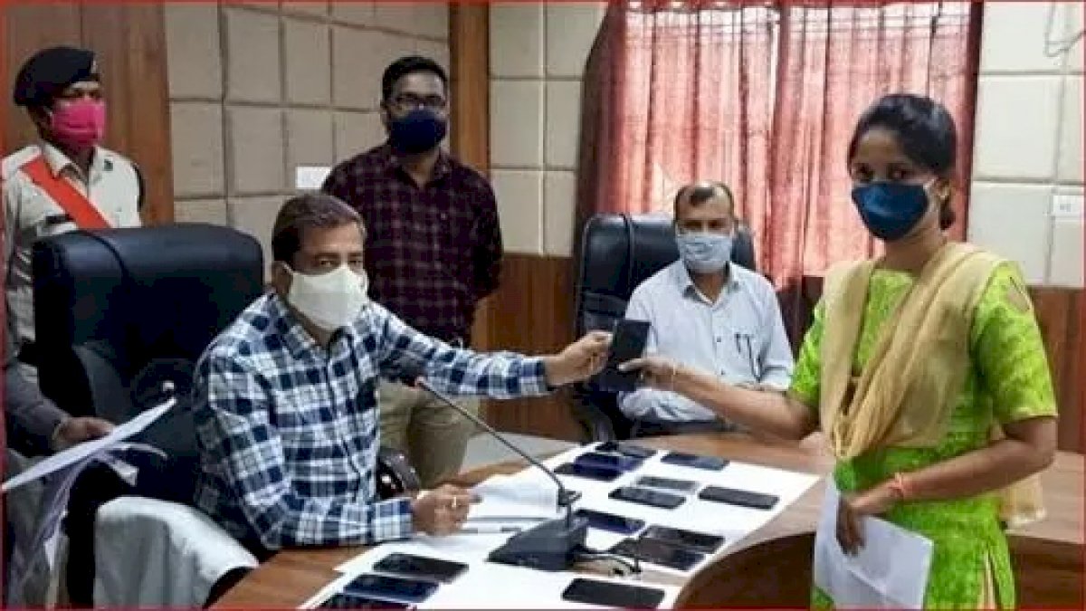 सूरजपुर पुलिस की नेक पहल, 42 लोगों को लौटाए उनके खोए हुए मोबाइल, 10 लाख है मोबाइल की कीमत सूरजपुर पुलिस की नेक पहल, 42 लोगों को लौटाए उनके खोए हुए मोबाइल, 10 लाख है मोबाइल की कीमत
