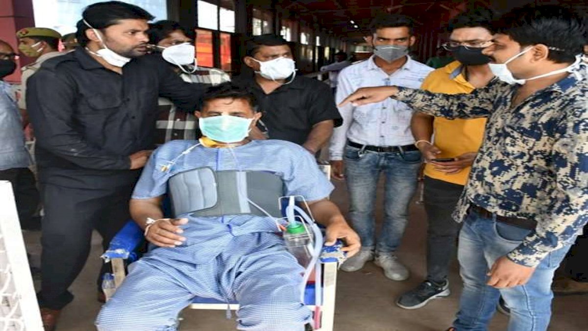 कानपुर: कार्डियोलॉजी अस्पताल के ICU में लगी भीषण आग, खिड़की तोड़ बेड सहित निकाले गए मरीज कानपुर: कार्डियोलॉजी अस्पताल के ICU में लगी भीषण आग, खिड़की तोड़ बेड सहित निकाले गए मरीज