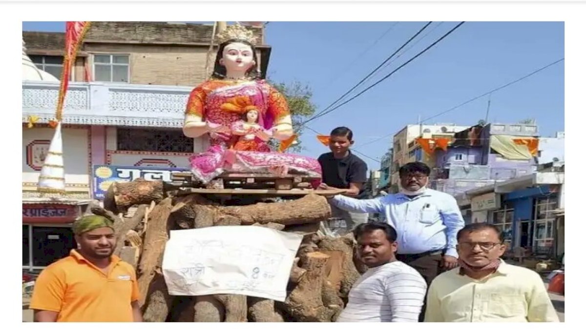 सागर में होलिका की गोद में प्रह्लाद की झांकी, राजधानी में गोबर के कंडों की होली, हुड़दंग पर होगी कार्रवाई सागर में होलिका की गोद में प्रह्लाद की झांकी, राजधानी में गोबर के कंडों की होली, हुड़दंग पर होगी कार्रवाई