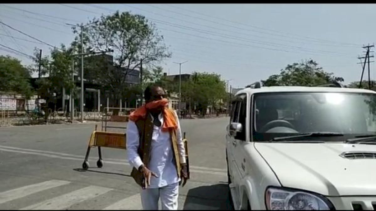 बिना मास्क के घूमने वाले भाजपा नेता ने पुलिसकर्मियों को हड़काया, गाड़ी के नंबर प्लेट पर लिखा था सिंधिया समर्थक बिना मास्क के घूमने वाले भाजपा नेता ने पुलिसकर्मियों को हड़काया, गाड़ी के नंबर प्लेट पर लिखा था सिंधिया समर्थक