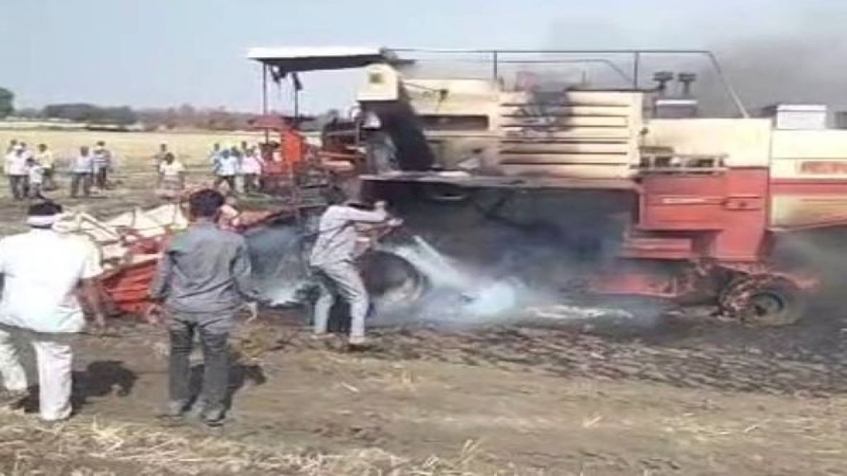 हार्वेस्टर से निकली चिंगारी से किसान की किस्मत स्वाहा, 50 बीघे की फसल जलकर राख हार्वेस्टर से निकली चिंगारी से किसान की किस्मत स्वाहा, 50 बीघे की फसल जलकर राख