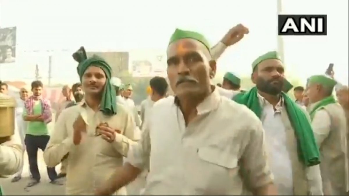 गाजीपुर बॉर्डर पर 123 दिनों से प्रदर्शन कर रहे किसानों ने ऐसे मनाई होली, देखें वीडियो गाजीपुर बॉर्डर पर 123 दिनों से प्रदर्शन कर रहे किसानों ने ऐसे मनाई होली, देखें वीडियो