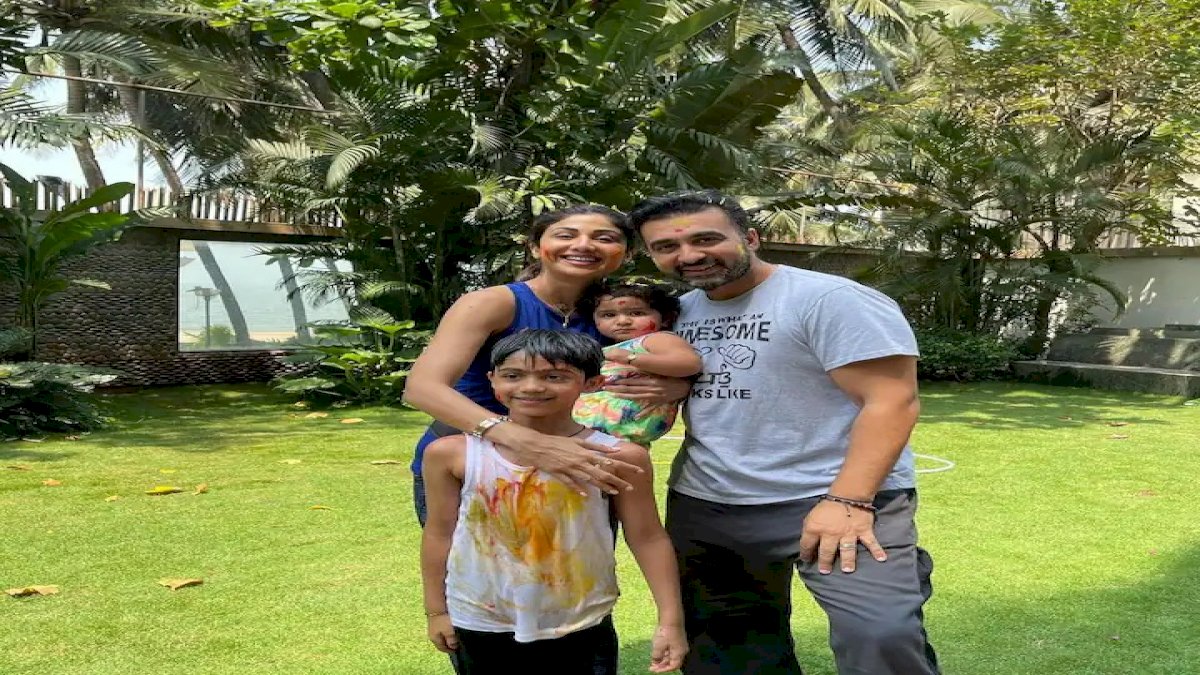 बॉलीवुड सितारों ने मनाई होली, सोशल मीडिया पर प्यार बरसा रहे फैंस बॉलीवुड सितारों ने मनाई होली, सोशल मीडिया पर प्यार बरसा रहे फैंस