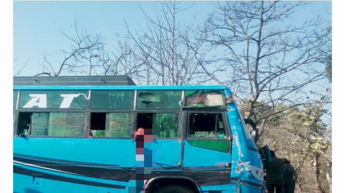 उल्टी आने पर सिर बाहर निकाला तो ट्रक ने ले ली जान, मौके पर मौत उल्टी आने पर सिर बाहर निकाला तो ट्रक ने ले ली जान, मौके पर मौत