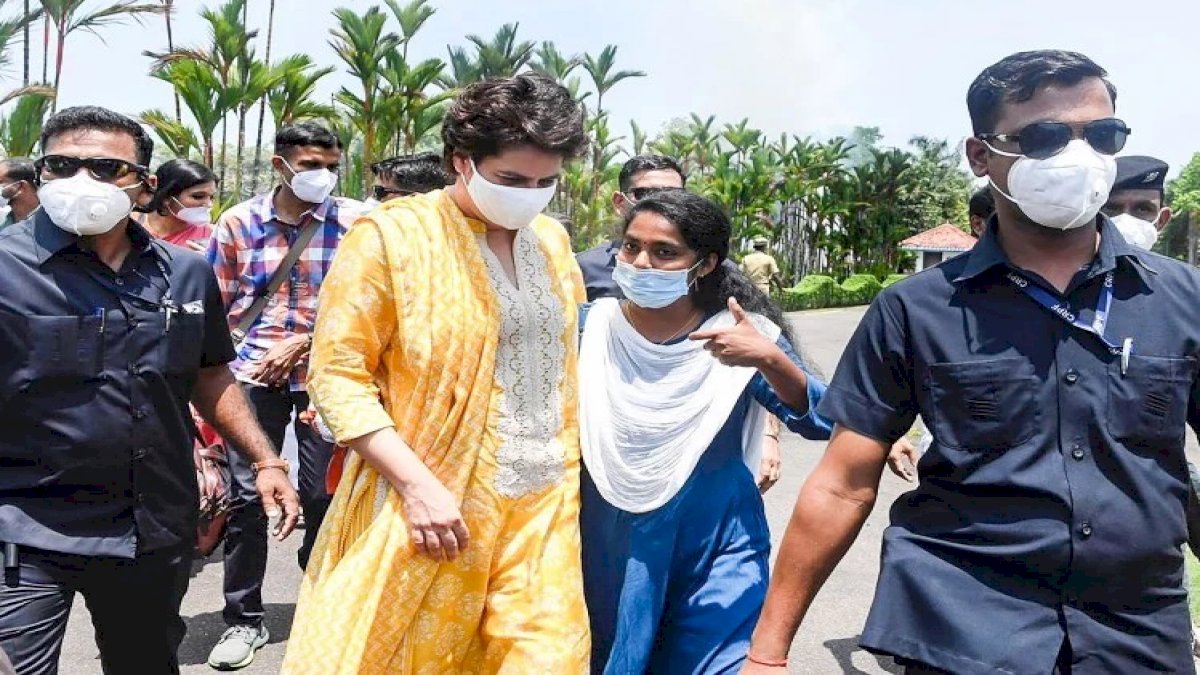 केरल में बीजेपी पर जमकर बरसीं प्रियंका गांधी, सबसे कम उम्र की उम्मीदवार के लिए किया रोड शो केरल में बीजेपी पर जमकर बरसीं प्रियंका गांधी, सबसे कम उम्र की उम्मीदवार के लिए किया रोड शो