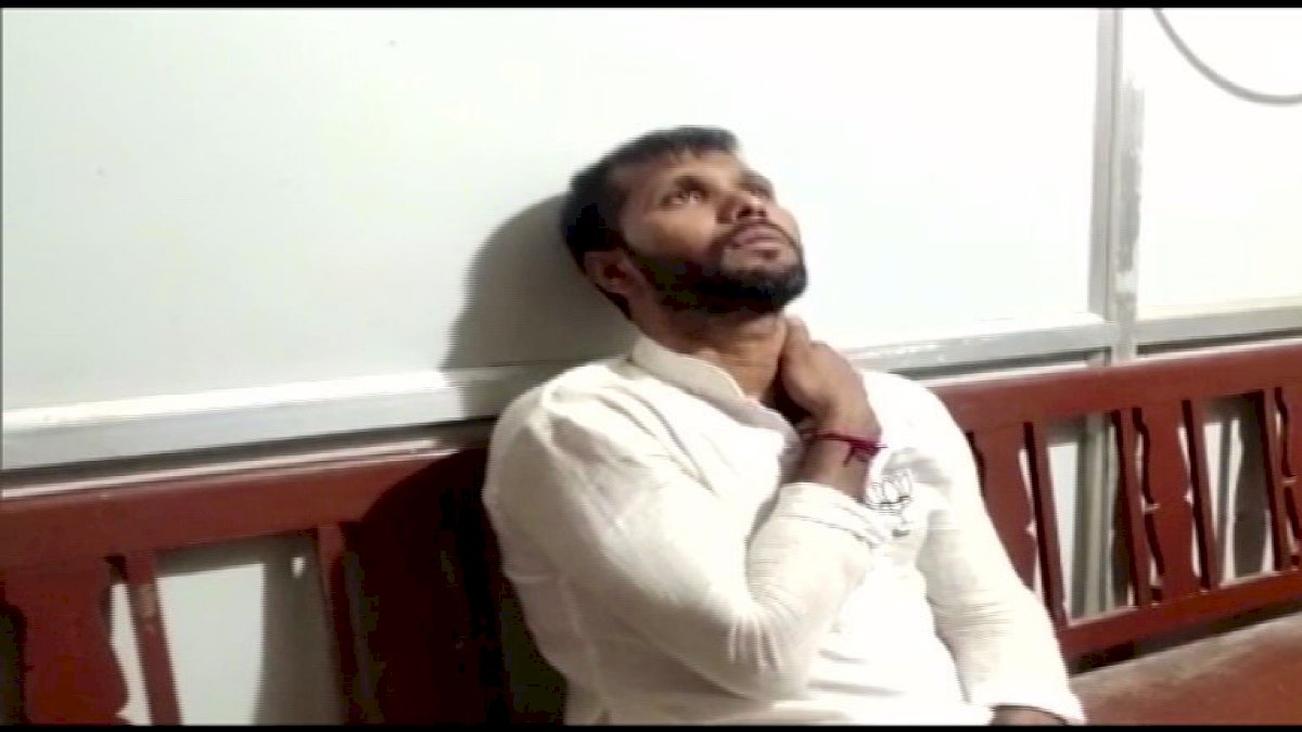 पूर्व क्रिकेटर अशोक डिंडा के काफिले पर हुआ हमला, बीजेपी और टीएमसी के बीच आरोप प्रत्यारोप का दौर शुरू पूर्व क्रिकेटर अशोक डिंडा के काफिले पर हुआ हमला, बीजेपी और टीएमसी के बीच आरोप प्रत्यारोप का दौर शुरू