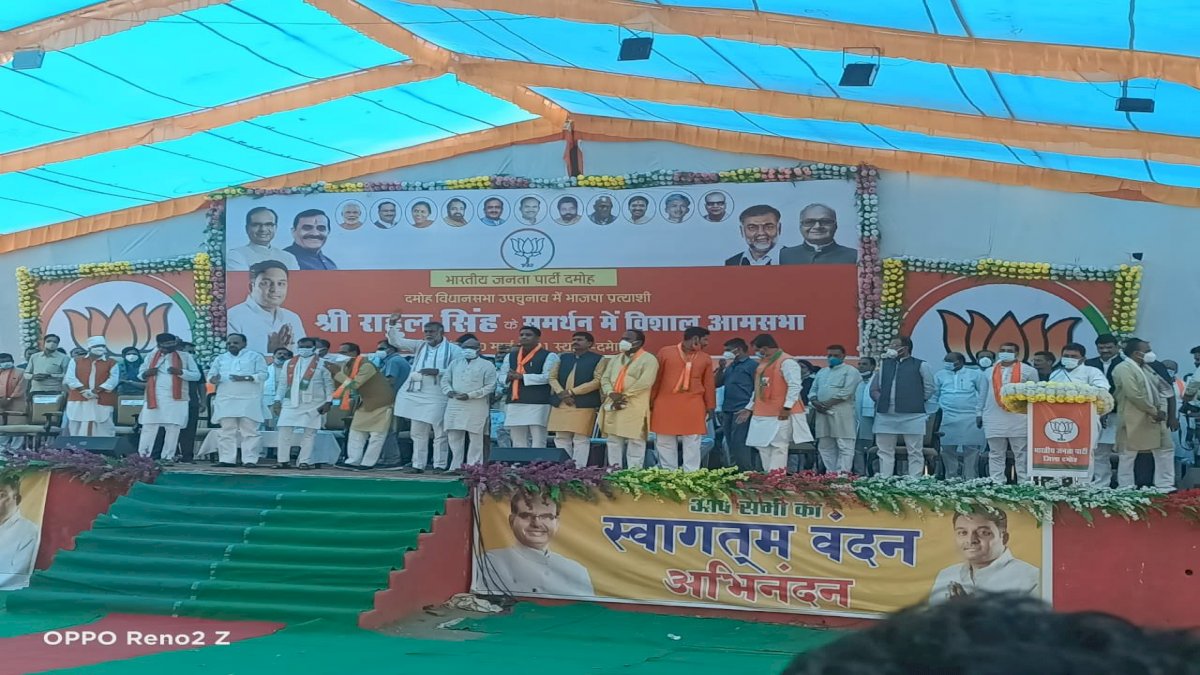 दमोह में खुद सोशल डिस्टेंसिंग भूले सायरन बजवाने वाले शिवराज, बच्चों से जमकर मिलाया हाथ दमोह में खुद सोशल डिस्टेंसिंग भूले सायरन बजवाने वाले शिवराज, बच्चों से जमकर मिलाया हाथ
